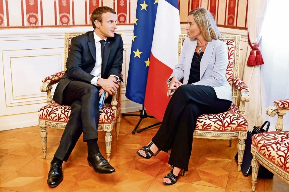 El presidente francés Emmanuel Macron con la Alta Representante de la Unión Europea para Asuntos Exteriores, Federica Mogherini, ayer, en Trieste, Italia . FOTO: MARCO BERTORELLO. AFP