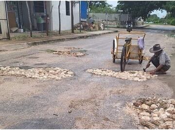 Abuelito yucateco repara baches de su calle y recibe felicitaciones en redes sociales
