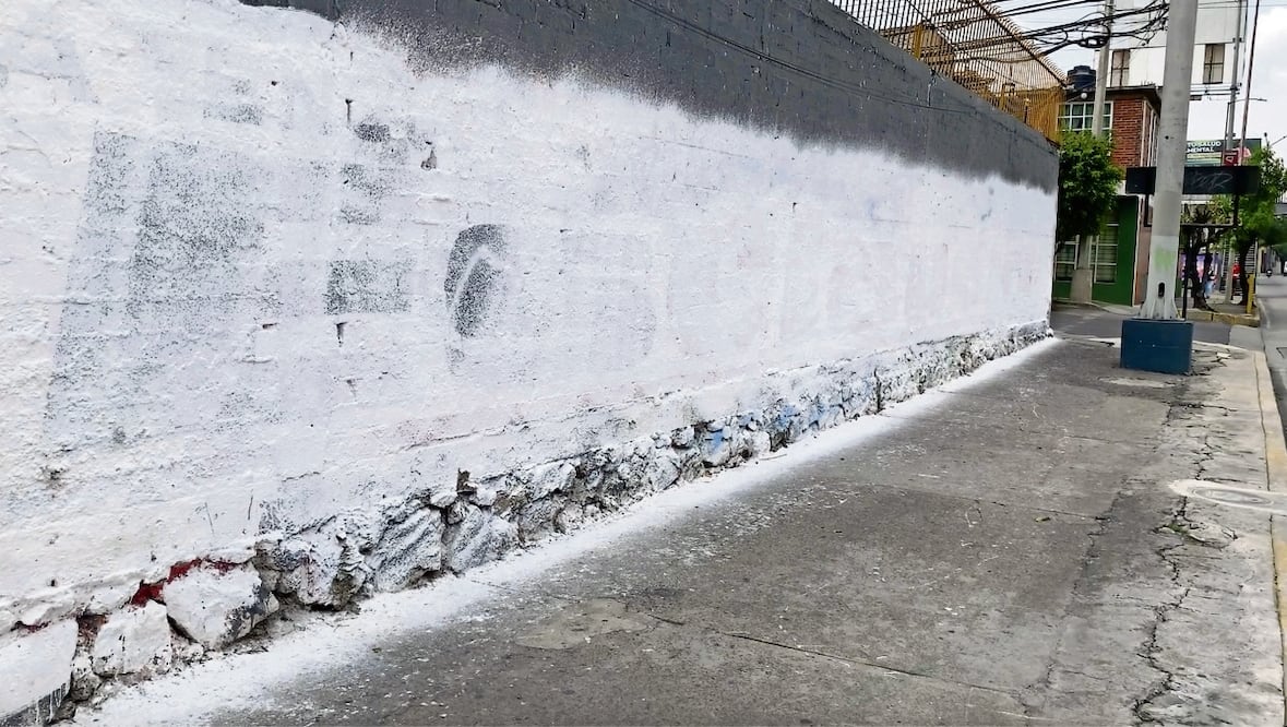 Al terminar los recorridos y asambleas de los aspirantes presidenciales de Morena, también concluyó la etapa de muros en favor de una u otra corcholata; hoy, la Ciudad muestra bardas pintadas de blanco. Foto: Especial