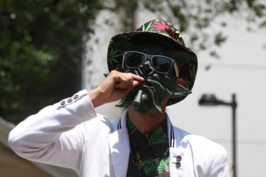 Entre riñas y una tocada: así fueron 5 horas de plantón frente al Senado por la marihuana