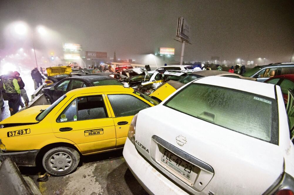 El hielo que se formó en el puente Luis Echeverría, en Saltillo, Coahuila, provocó la carambola que además dejó cuatro lesionados, según la Policía Municipal. (CUA RTOSCURO)