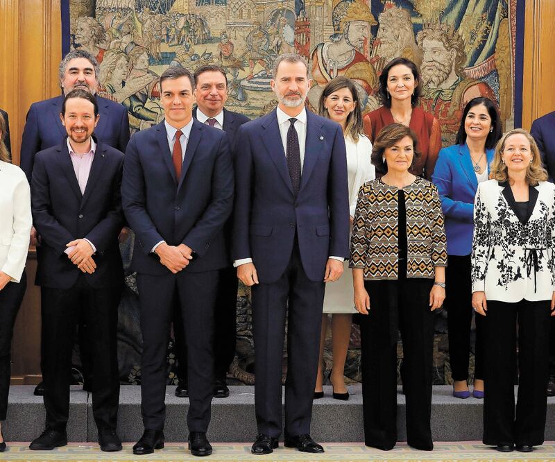 Los rostros. El presidente del gobierno de España, Pedro Sánchez (izq.), acompañado de sus 22 ministros en una ceremonia con el rey Felipe VI. EMILIO NARANJO. AFP