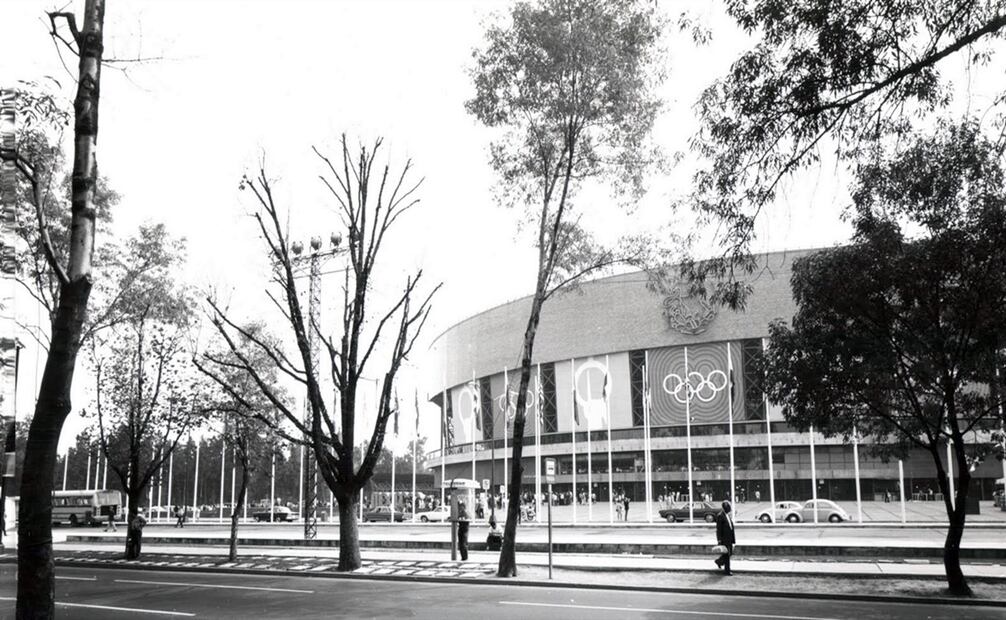 Aspecto del auditorio nacional sobre Avenida Reforma en 1968 luciendo símbolos deportivos de las Olimpiadas México 68. El logo de la estación del metro auditorio conserva la silueta de este antiguo auditorio nacional, el cual tenía un escudo nacional al frente y al centro del inmueble. Colección Villasana.