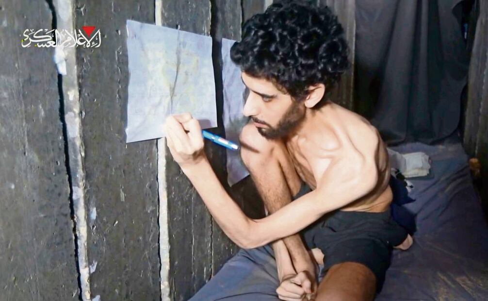 El rehén israelí Evyatar David, en Gaza. Foto: AP