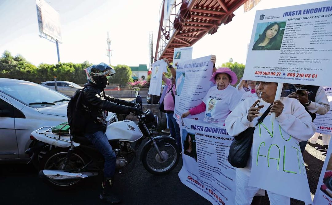 Familiares de desaparecidos y colectivos bloquearon los carriles de Periférico Norte, a la altura del Parque Naucalli. Foto: Francisco Rodríguez / EL UNIVERSAL