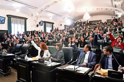 Edecanes acusan hostigamiento sexual