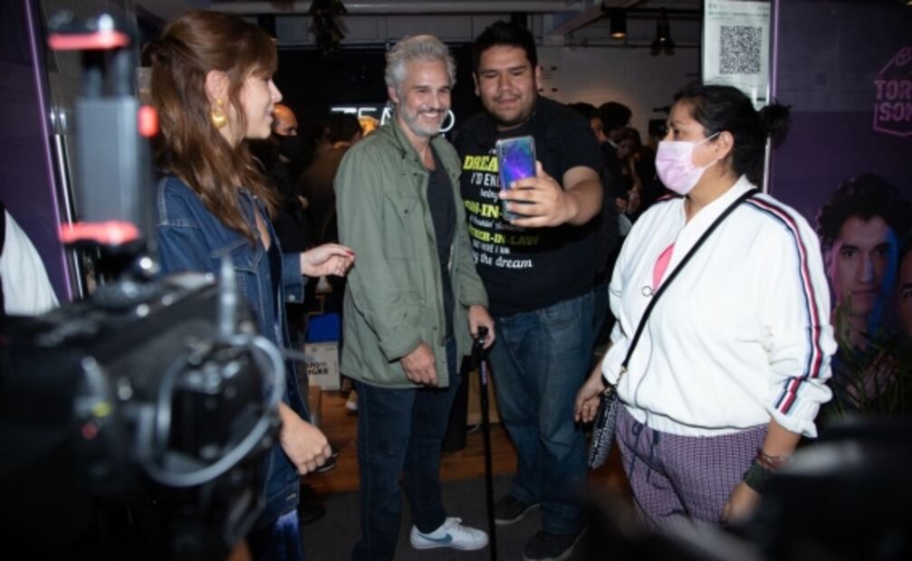 Juan Pablo Medina reaparece sonriente en evento público tras amputación de una de sus piernas