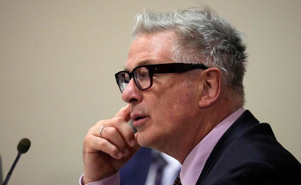 Baldwin, de 66 años, podría ser condenado a 18 meses de prisión de ser encontrado culpable. El astro llegó al tribunal de Santa Fe vistiendo un traje oscuro y una corbata.  Foto: AFP