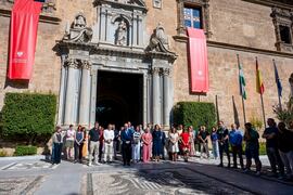 El rector de la Universidad de Granada, Pedro Mercado (centro) y el resto de docentes durante el minuto de silencio celebrado este lunes por el asesinato en Cuautla de la estudiante  Claudia Tacoronte Aguilera. FOTO: MIGUEL ÁNGEL MOLINA. EFE
