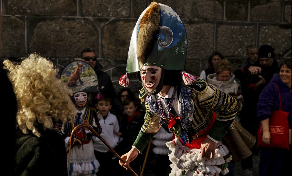 Un grupo de 'felos' durante su recorrido, este sábado 1 de marzo de 2025, por la Sierra de San Mamede, Maceda (Ourense, Galicia), en uno de los días grandes del carnaval. Foto: EFE
