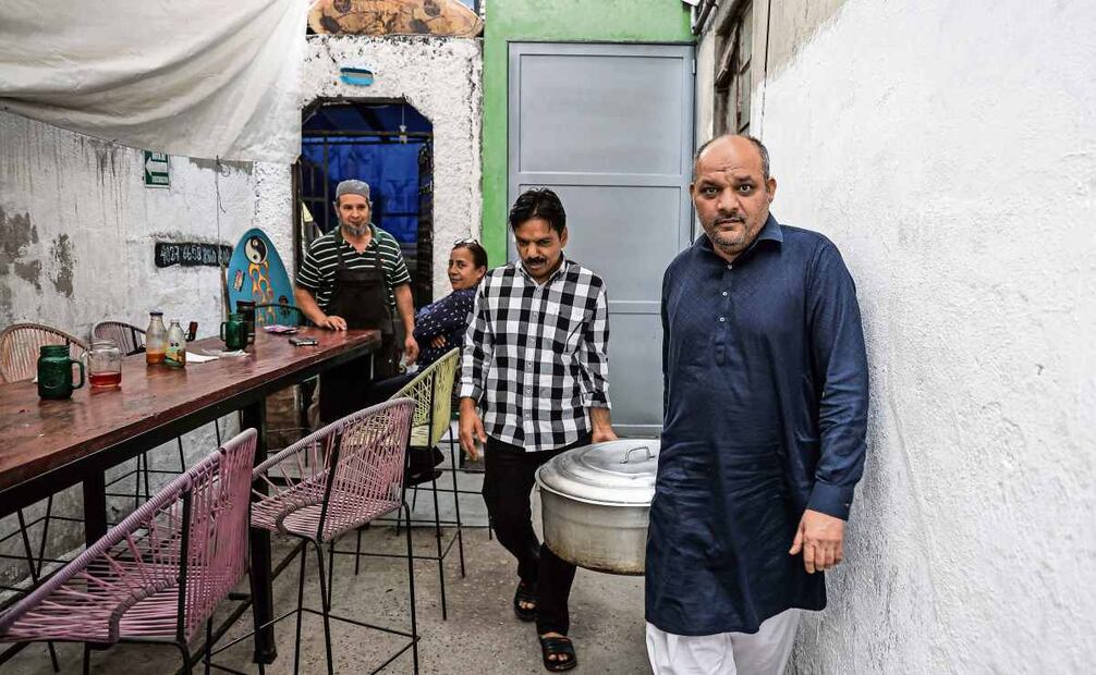 Al llegar el ultimo día del mes sagrado, Alberto colocó en la parrilla varios medallones de pez sierra que cocinó para todos sus hermanos de fe. Foto: Gabriel Pano / EL UNIVERSAL