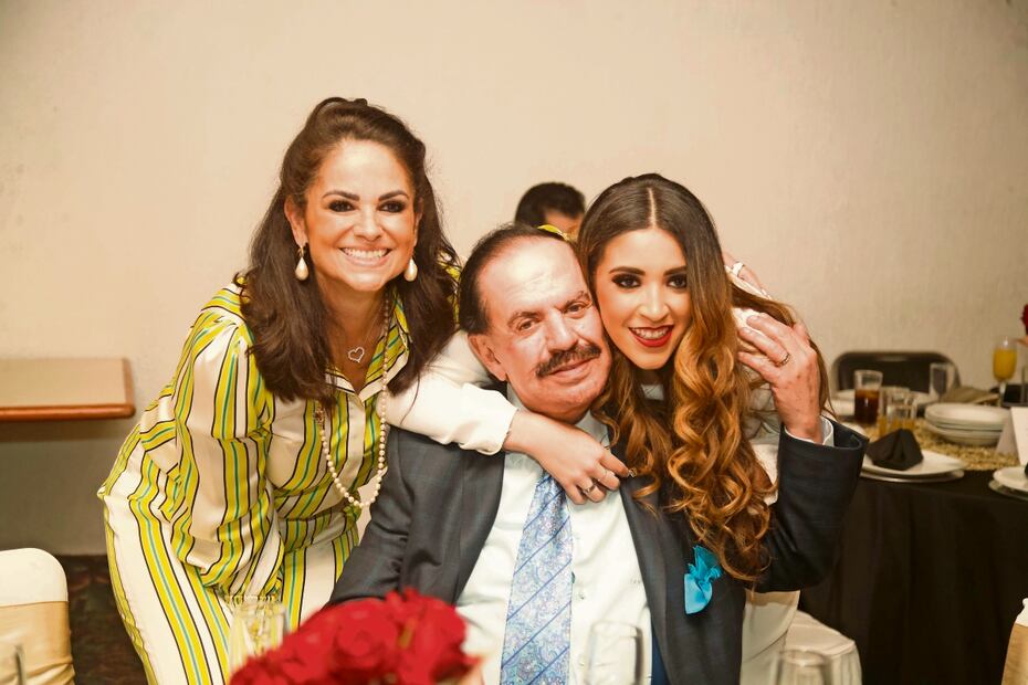 Teresa Ealy Díaz estuvo acompañada por sus padres, el Licenciado Juan Francisco Ealy Ortiz, Presidente Ejecutivo y del Consejo de Administración de EL UNIVERSAL, y Perla Díaz de Ealy. Foto: Germán Espinosa / El Universal