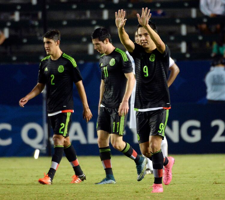 'Cubo' Torres saluda tras anotar el último gol de la noche en Carson (REUTERS)