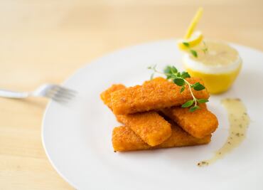 Cocina dedos de pescado en la freidora de aire