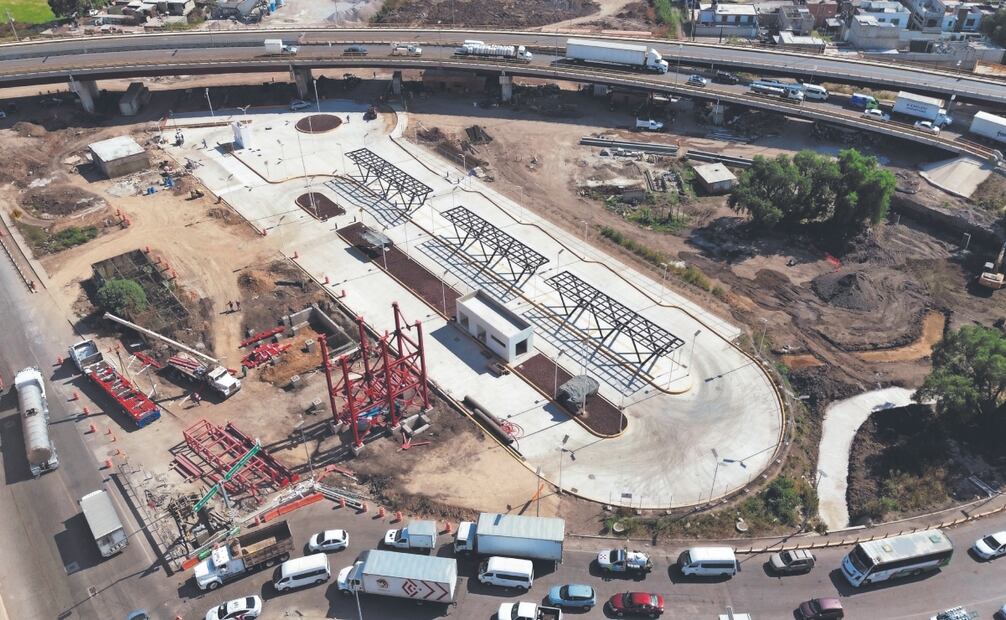 En Los Agaves las secretarías de la Defensa e Infraestructura, Comunicaciones y Transportes ya colocaron la plancha de concreto hidráulico para el camino de la base de combis.
Fotos: de Osmar Alvarado y Arturo Contreras