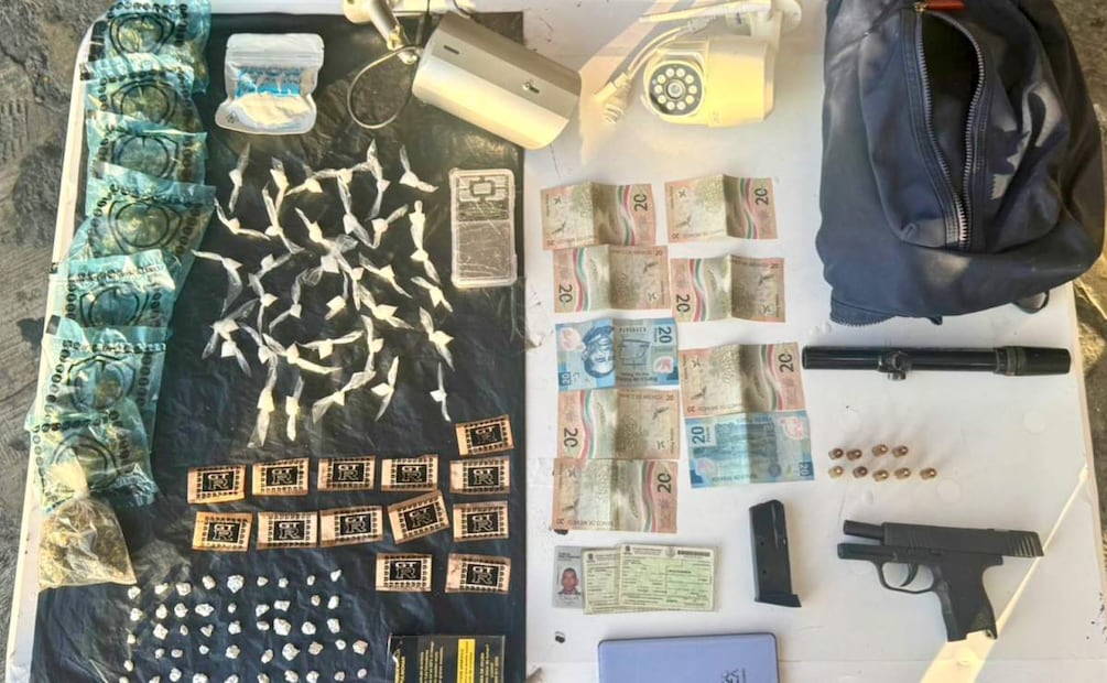 Aseguramiento de distintas drogas, un arma, cámaras de videovigilancia y otros objetos en Guadalupe, Nuevo León (26/06/2025). Foto: Especial