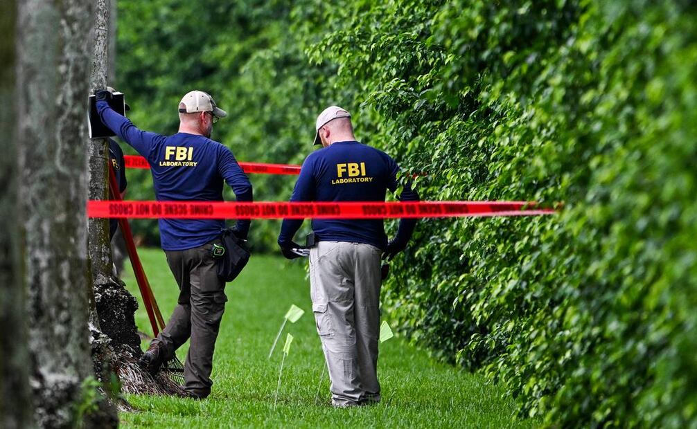 Miembros del FBI son vistos en la escena del crimen frente al Trump International Golf Club en West Palm Beach. Foto: AFP