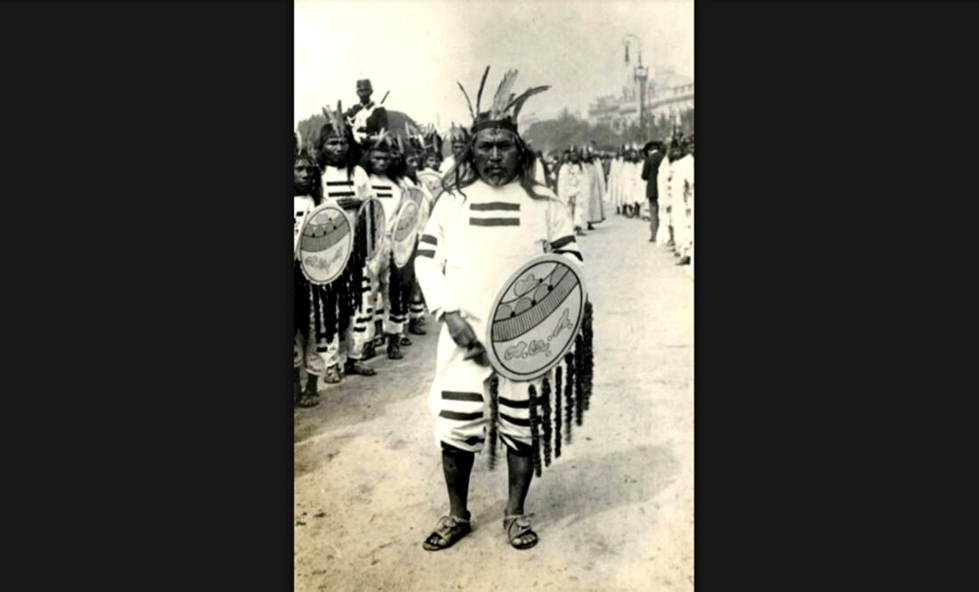 Una popular tarjeta postal publicada por la casa Miret en la que se aprecia al Señor de Ixtapalapa formando parte del Gran Desfile Histórico -con carros alegóricos y representaciones de diversos personajes-, durante las Fiestas del Centenario de la Independencia, el 15 de Septiembre de 1910. Crédito: Col. Villasana-Torres