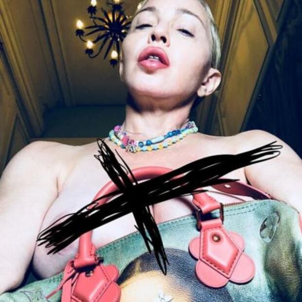 Madonna posa topless a los 59 años
