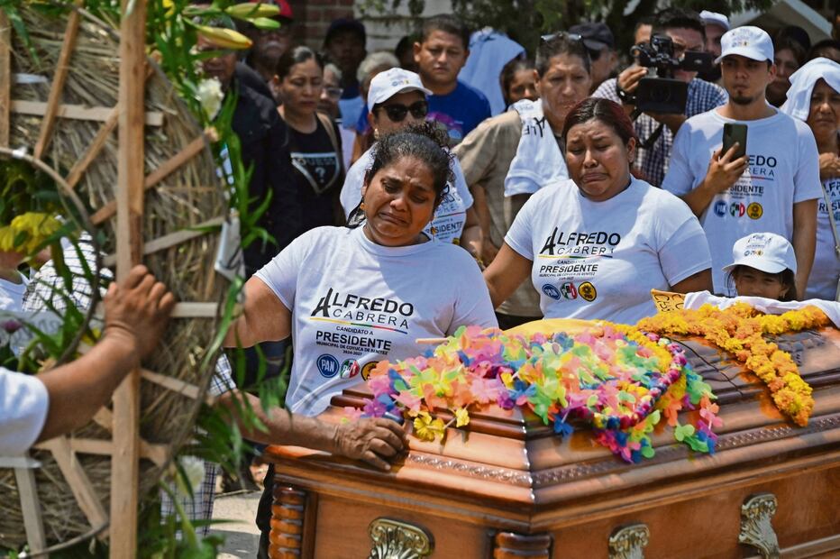 El candidato de la alianza Corazón y Fuerza por México a la alcaldía de Coyuca de Benítez, José Alfredo Cabrera Barrientos, fue asesinado a balazos durante su cierre de campaña. Foto: Francisco Robles, AFP y Especial  