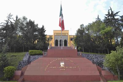 Secretario de la Defensa pide a estudiantes militares continuar con su formación