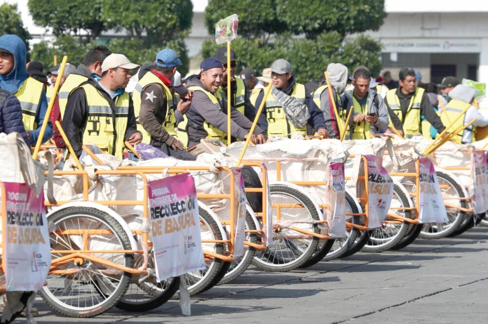 Los triciclos y carritos manuales, que sustituyen a 50% de los camiones recolectores, llevarán la basura a las unidades que todavía tienen combustible para que después sea trasladada al tiradero municipal Neza III. (ARIEL OJEDA. EL UNIVERSAL)