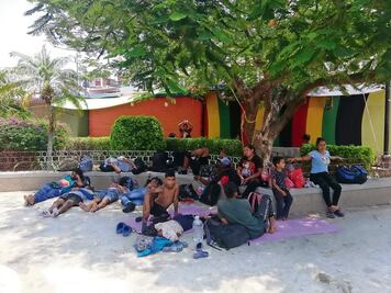 -Se adelantan migrantes por amenazas de encapuchados en Oaxaca