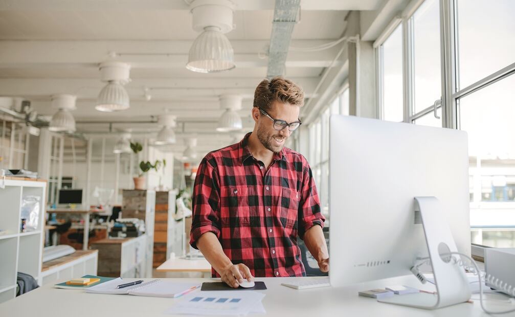 De acuerdo con los expertos, el candidato también debe investigar minuciosamente a la empresa en donde se va a postular. (Foto: Getty Images/iStockphoto)
