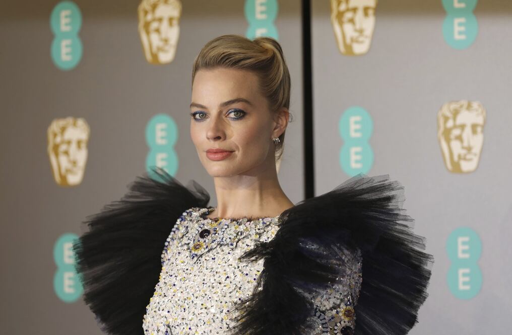 La actriz Margot Robbie posa en BAFTA awards en Londres. Foto: AP/ Vianney Le Caer