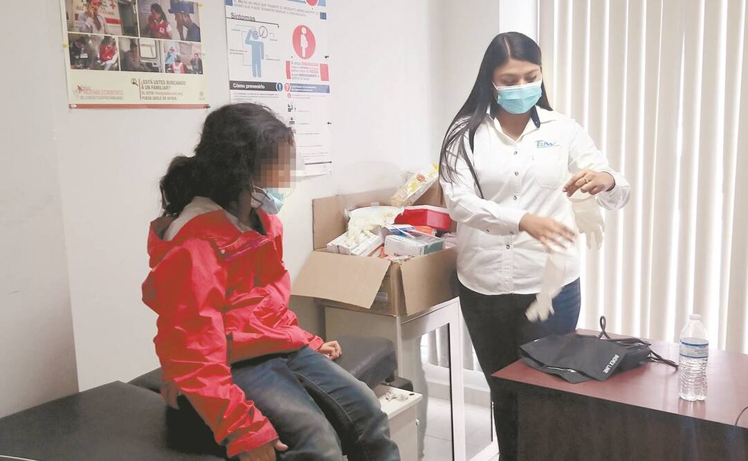 Tras el desgaste físico que sufrió Andrea Carolina durante su camino a EU, fue atendida por una médico en el Instituto Tamaulipeco para el Migrante. Foto: Sandra Tovar/ El Univesal.