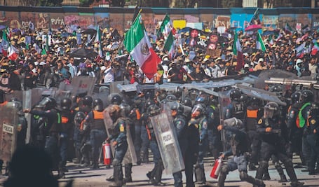 Protestan entre sombreros, Generación Z y petardos