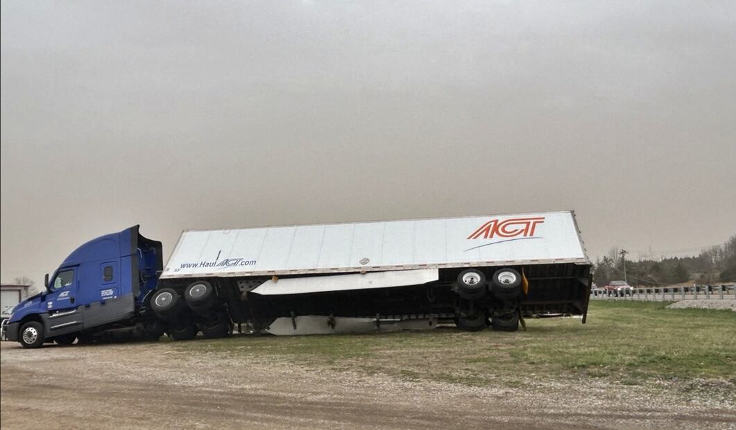 Imagen de un camión volcado por el clima en Missouri, donde al menos 14 personas murieron y decenas resultaron heridas tras violentos tornados que azotaron el centro de Estados Unidos, el 14 de marzo de 2025. Foto: AFP