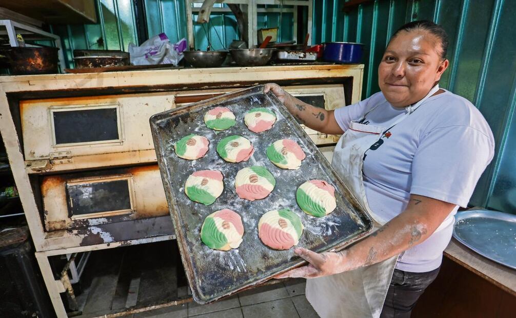 Con una textura suave y el toque nostálgico de la receta paterna, las conchas tricolores de Los Hornitos demuestran el orgullo mexicano. Foto: Luis Camacho | El Universal/El Gráfico