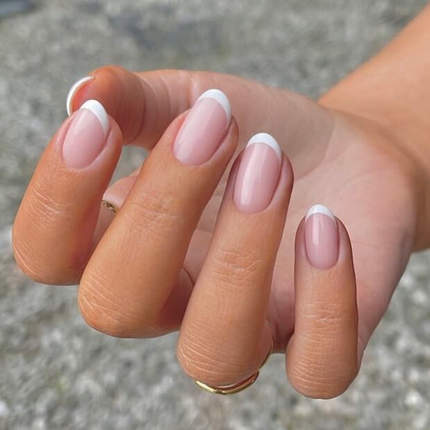 La manicura francesa es un diseño clásico y elegante.
Foto: Instagram @chelslounails