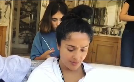 Salma Hayek se deja cortar el cabello por su hija 
