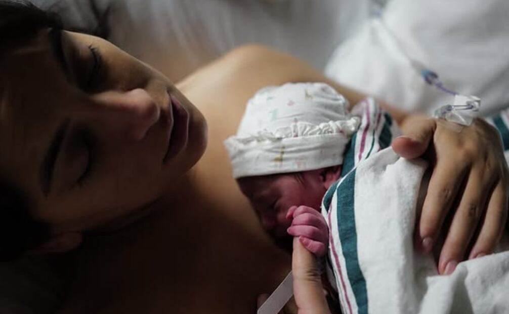 La actriz Ana Brenda comparte la primera foto con su bebé Aria.
