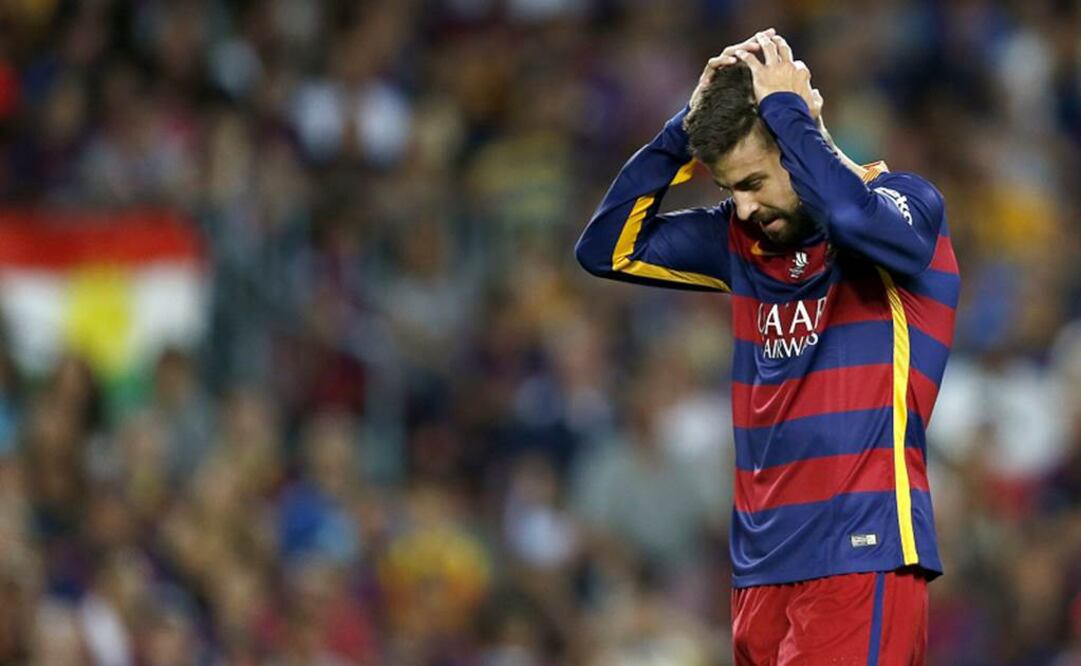 Piqué se lamenta tras ser expulsado ante el Athletic en la Supercopa de España. Archivo 