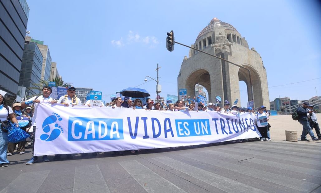 Organizaciones religiosas marcharon desde el Monumento a la Revolución para exigir un alto a la despenalización del aborto, el sábado 3 de mayo de 2025. Foto: Gabriel Pano/EL UNIVERSAL