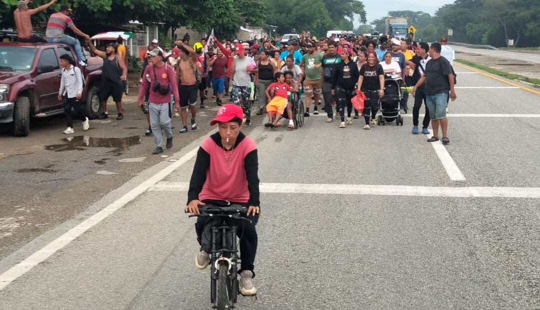 Tras un descanso en la comunidad Juan Sabines Gutiérrez, el contingente de migrantes reanudó su caminata a la ciudad de Tonalá, donde pasarán la noche.
Foto: María de Jesús Peters