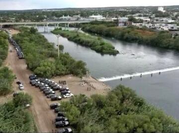 Con "muro de acero" en la frontera con México, gobernador de Texas impide cruce de migrantes