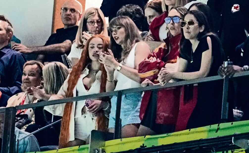 Ice Spice, Taylor Swift, Este Haim y Alana Haim. La intérprete de “Lover”, quien fue apoyar a su novio Travis Kelce, fue abucheada.(10/02/2025) Fotos: AP, AFP y EFE