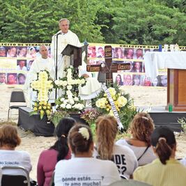 Familiares de desaparecidos asisten a misa en megafosa de Veracruz