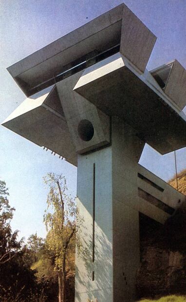 El taller – estudio del arquitecto Agustín Hernández, diseñado por él mismo en 1976. Se ubica en Bosque de Acacias 61, en Bosques de Las Lomas, en la capital. Quizá uno de los mejores ejemplos del brutalismo. Colección Carlos Villasana.