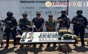 Detienen al "Güero Pink", jefe regional que opera al sur de Sinaloa, junto al exdirector de Seguridad Pública y Tránsito Municipal de Escuinapa (26/06/2026). Foto: Especial
