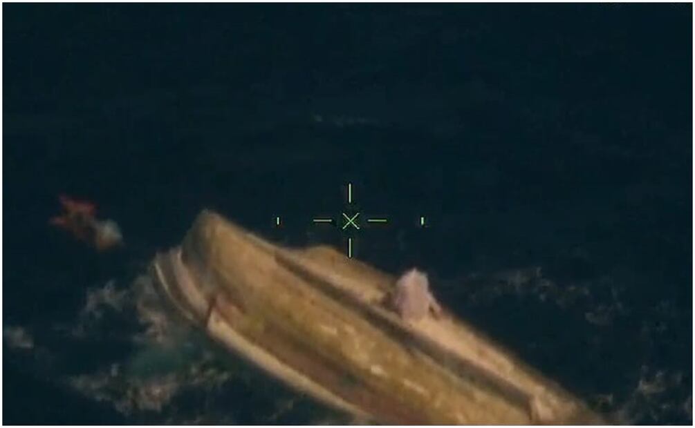 En días pasados, la Secretaría de Marina ubicó a un pescador sobreviviente en una de las embarcaciones perdidas tras el paso del huracán "Milton"; sin embargo, el joven murió ahogado. Foto: Especial