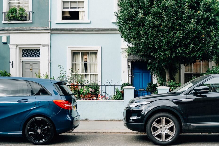 Estacionarte sobre la banqueta es motivo de multa. Foto: Freepik