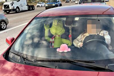 "El Grinch no es un copiloto". Detienen y multan a conductor por llevar muñeco inflable como "pasajero" en Arizona