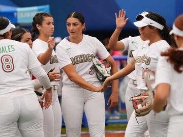 Estos son los uniformes que la selección mexicana de softbol tiraría a la basura