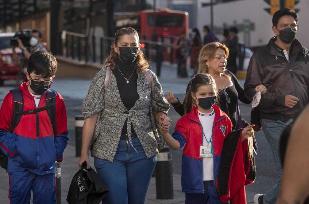 Personas con cubrebocas caminan por las calles del Centro Histórico. Foto: EFE/Madla Hartz, archivo