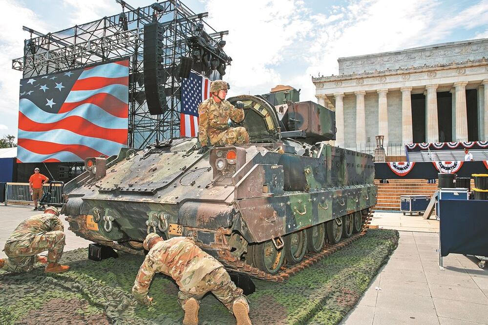 Soldados estadounidenses alistan un tanque enfrente del memorial a Abraham Lincoln, en Washington, donde el presidente Donald Trump dará un discurso. JACQUELYN MARTIN. AP